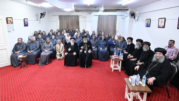 البابا تواضروس يؤكد أهمية الحياة الروحية القوية في خدمة المكرسات بملوي