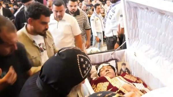 بدء صلاة الجنازة على القمص تادرس السكندري بعد وداعه الأخير