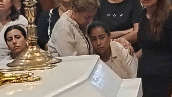 الأنبا بولا يقدم العزاء لوالدة أطفال طنطا ويؤكد دعاء الإيبارشية من أجل أسرتهما