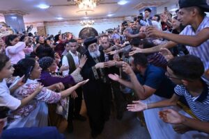 البابا تواضروس يزور كنيسة الأنبا بولا والأنبا أنطونيوس وسط حشود جماهيرية كبيرة