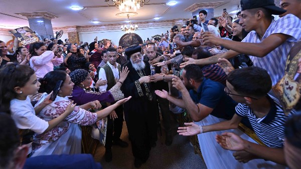 البابا تواضروس يزور كنيسة الأنبا بولا والأنبا أنطونيوس وسط حشود جماهيرية كبيرة
