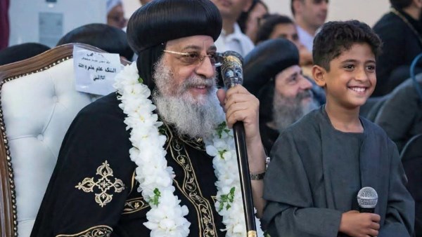 عمدة مسلم يشيد بالبابا تواضروس: يعتبره “أبونا جميعًا” وفرحة المصريين تتجلى في وجوده