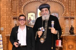 البابا تواضروس يقابل مبتكر نظارة مساعدة المكفوفين الشاب “مارك مراد”