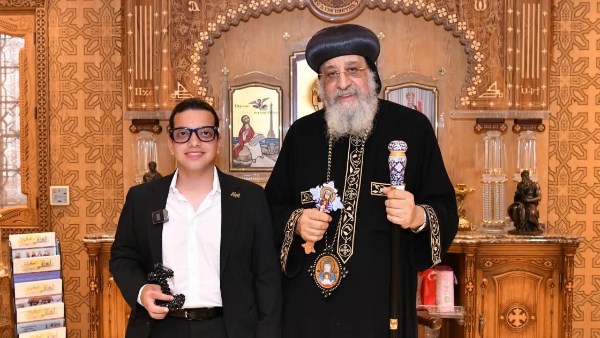 البابا تواضروس يقابل مبتكر نظارة مساعدة المكفوفين الشاب “مارك مراد”