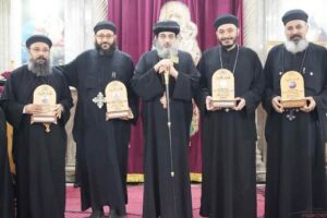 الأنبا فيلوباتير يقوم برسم 12 شماسًا ويُكرم خريجي الكليات والمعاهد الدينية في أبو قرقاص