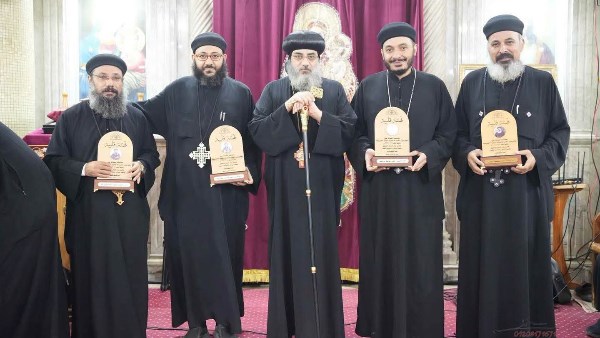 الأنبا فيلوباتير يقوم برسم 12 شماسًا ويُكرم خريجي الكليات والمعاهد الدينية في أبو قرقاص