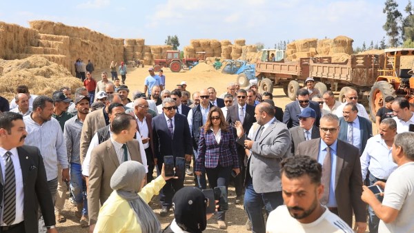 وزيرة التنمية المحلية ومحافظ الدقهلية يقومان بجولة تفقدية لموقع تجميع قش الأرز في بلقاس