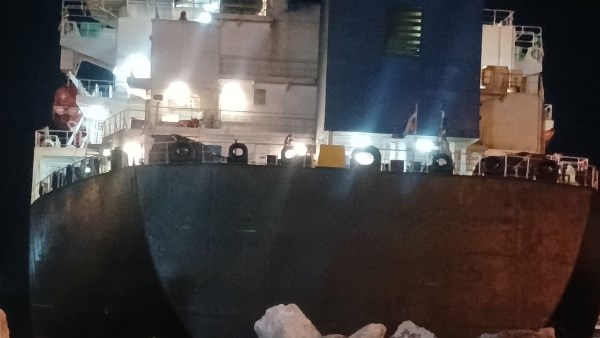 وزارة التنمية المحلية والبيئة تأمر بسفينة بتعليق شحن المواد الكيماوية بسبب انبعاث روائح غازية في ميناء الدخيلة