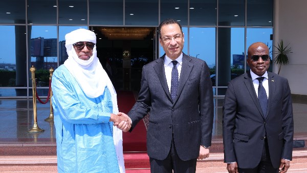 وزير الاتصالات يناقش تطوير التعاون الثنائي مع نظيره المالي