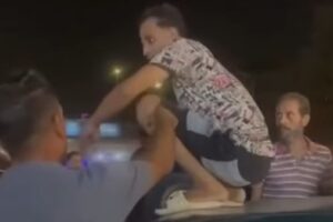 سائق توك توك يهاجم مسنًا وعائلته أثناء وقوفه فوق سيارته
