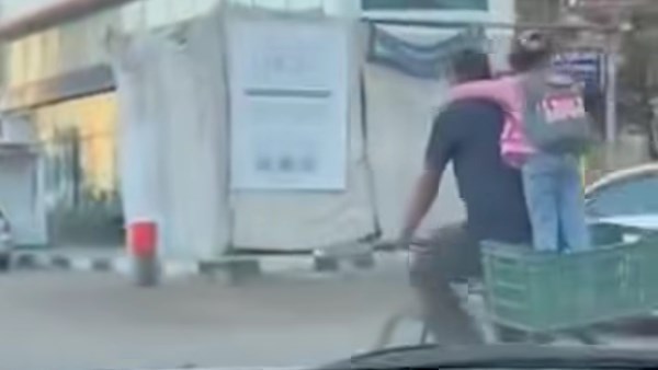 أب يصطحب ابنته إلى المدرسة على دراجة بسيطة في أجواء مليئة بالبهجة