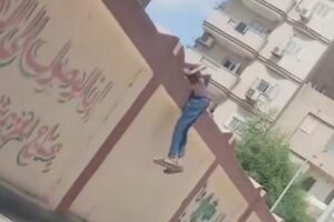 طالب يثير الجدل بقفزه فوق سور مدرسة للبنات في السويس في فيديو غير متوقع