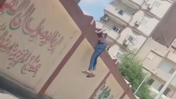 طالب يثير الجدل بقفزه فوق سور مدرسة للبنات في السويس في فيديو غير متوقع