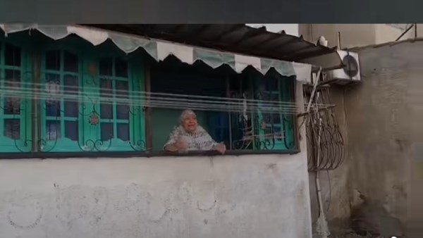 سيدة مسنّة تُعبر عن فرحتها بدعاء حار خلال استقبالها محافظ بورسعيد في لحظة إنسانية مؤثرة