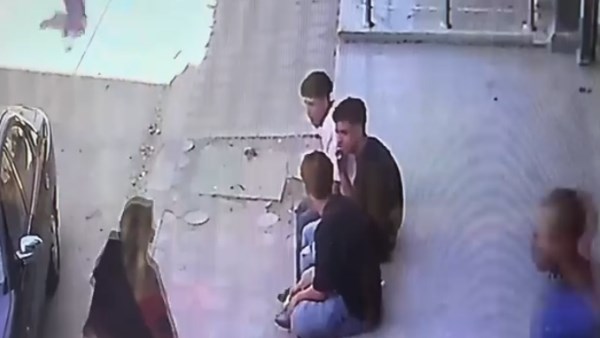 اعتداء شابين على مسن وسرقة أمواله بعد تدخل فتاتين لإنقاذه