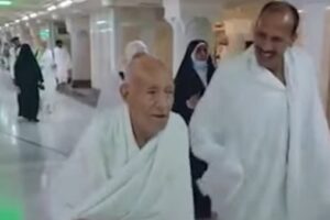 مسن يشعل الحرم بحماس شبابي أثناء أدائه العمرة