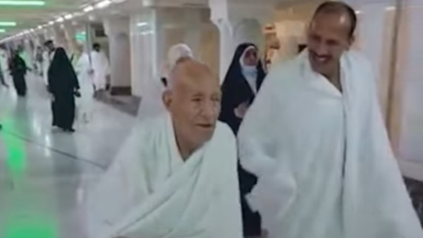 مسن يشعل الحرم بحماس شبابي أثناء أدائه العمرة