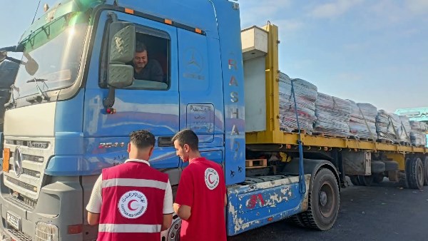 وصول قافلة “زاد العزة” رقم 280 إلى الفلسطينيين في قطاع غزة