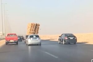 مواطن يسجل مشهد الحمولة الزائدة على طريق الفيوم في حادثة تثير ردود فعل واسعة