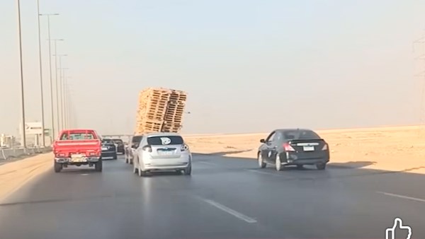 مواطن يسجل مشهد الحمولة الزائدة على طريق الفيوم في حادثة تثير ردود فعل واسعة