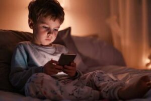 أب يستخدم طريقة غير تقليدية لتعليم ابنه الابتعاد عن الهاتف المحمول