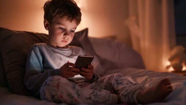 أب يستخدم طريقة غير تقليدية لتعليم ابنه الابتعاد عن الهاتف المحمول