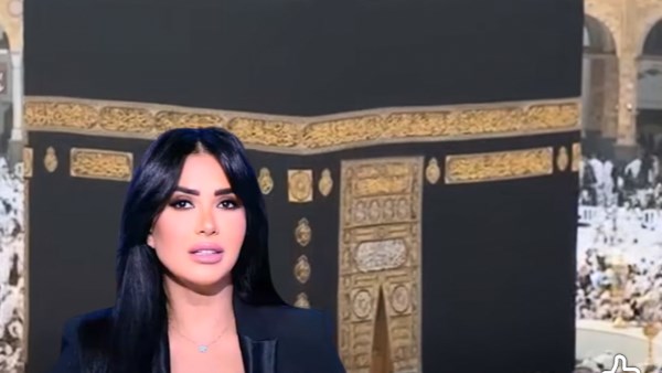 مذيعة «إكسترا نيوز» تتوجه بالدعاء أمام الكعبة محذرة من أخطاء البث المباشر