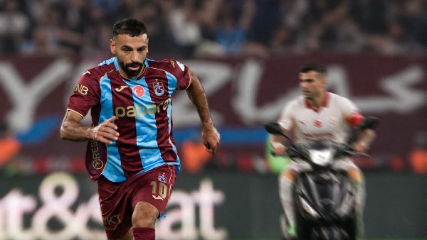 طرابزون يحتفل بمحمد صلاح برسالة فكاهية: «حتى الموتوسيكل يتعب من ملاحقته»