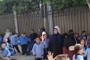 أولياء أمور طلاب المنيا يعبرون عن احتجاجهم بسبب خروج أبنائهم مبكرًا من المدرسة