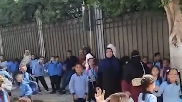 أولياء أمور طلاب المنيا يعبرون عن احتجاجهم بسبب خروج أبنائهم مبكرًا من المدرسة