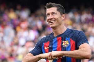 ليفاندوفسكي يؤكد عدم تصوره اللعب مع نادٍ أوروبي آخر بعد برشلونة