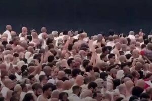 أمطار غزيرة تتساقط على الكعبة المشرفة وسط دعوات المعتمرين
