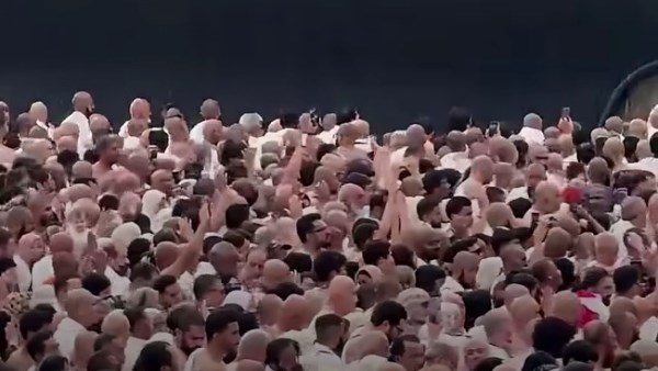 أمطار غزيرة تتساقط على الكعبة المشرفة وسط دعوات المعتمرين