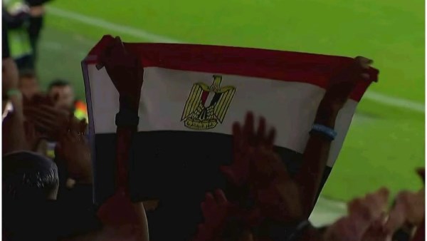 جماهير طرابزون تحتفل بفوز فريقها على جالطة سراي بظهور علم مصر في المدرجات