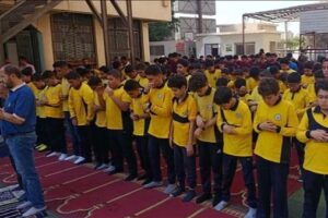 طلاب في بنها يؤدون صلاة الظهر داخل مدرستهم ويشعلون مواقع التواصل الاجتماعي بالإيجابية
