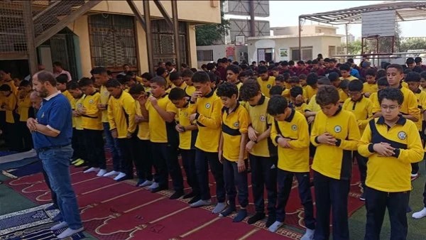 طلاب في بنها يؤدون صلاة الظهر داخل مدرستهم ويشعلون مواقع التواصل الاجتماعي بالإيجابية