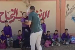 معلم يحمل تلميذًا من ذوي الهمم في قنا لتحقيق حلمه في مشهد إنساني مؤثر