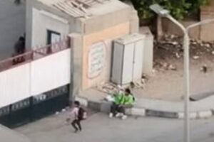 صور تُحدث جدلاً حول أطفال أمام مدرسة في المعادي قبل فتح أبوابها بعد وصول الحافلة مبكرًا