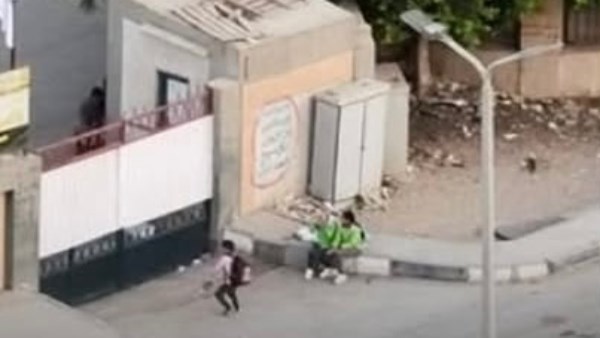 صور تُحدث جدلاً حول أطفال أمام مدرسة في المعادي قبل فتح أبوابها بعد وصول الحافلة مبكرًا
