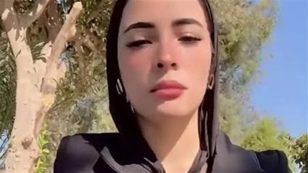 محامي دينا عزت يؤكد: موكلتي تتصرف بعفوية وفيديوهاتها ناتجة عن مشاعرها تجاه زوجها في واقعة مدينة نصر