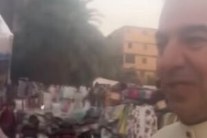 الشيخ محمد يحيى الشرقاوي يطلب المساعدة من شاب بدراجة نارية للوصول إلى الجامع الأزهر