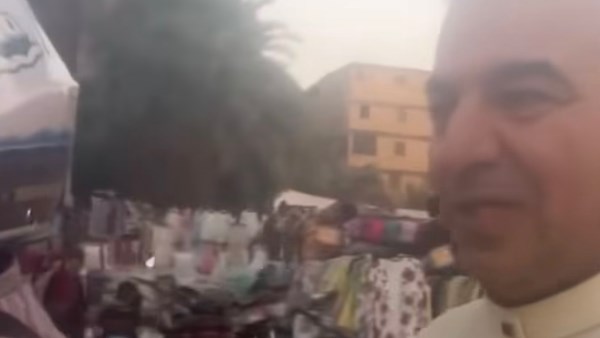 الشيخ محمد يحيى الشرقاوي يطلب المساعدة من شاب بدراجة نارية للوصول إلى الجامع الأزهر