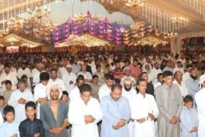 أهالي النجيلة بمطروح يتوقفون عن الاحتفالات لأداء الصلاة قبل الزفة