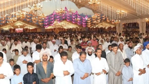 أهالي النجيلة بمطروح يتوقفون عن الاحتفالات لأداء الصلاة قبل الزفة