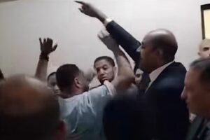 أطفال يتمسكون بوالدهم وسط الفوضى خلال تنفيذ رؤية زيارة محددة