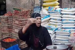بائعة طماطم في شبرا الخيمة تضفي أجواء من البهجة على فرشها بسعر 5 جنيه