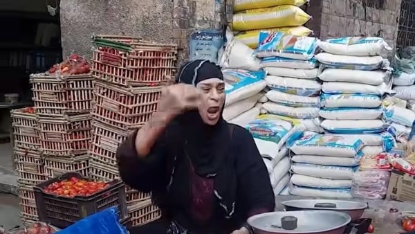 بائعة طماطم في شبرا الخيمة تضفي أجواء من البهجة على فرشها بسعر 5 جنيه