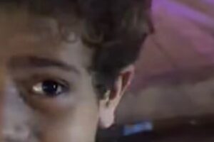 طفل يغني في شارع المعز ويؤثر في قلوب السائحين بجمال صوته