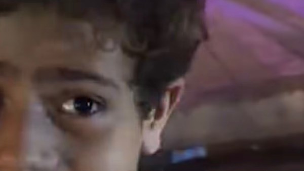 طفل يغني في شارع المعز ويؤثر في قلوب السائحين بجمال صوته